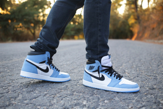 女儿穿NIKE倒勾上学 遭NB同学嘲笑 爸愣：时代变了