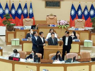 新北藍綠議員議場互嗆6分鐘  陳永福批國民黨扼殺民主程序