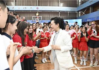 彭麗媛出席聯合國教科文女童及婦女教育獎頒獎：為性別平等努力