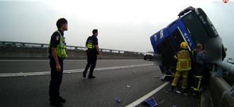 國1雲林匝道砂石車翻覆    司機命大僅擦傷