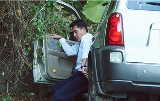 王傳一拍落石戲「車打滑撞山壁」　看安全氣囊爆開：嚇死我了！