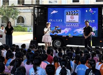 「美力台灣」3D電影車巡演金門 學童興奮體驗立體視野