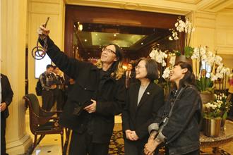 蔡英文在巴黎！「台灣之光」麵包店夫妻帶可頌探班   她卻問這句