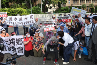 抗議光電場施工  大埔人政院前激動下跪  90歲嬤坐輪椅也來了