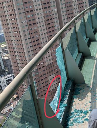 惊悚画面曝！高雄大楼高处「降玻璃雨」 3车惨遭波及