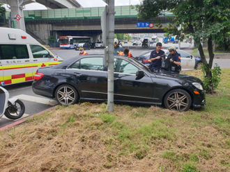 內湖康寧路車禍！賓士男駕駛自撞安全島 意識不清送醫