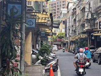 板橋大東街老招牌鏽蝕恐傷人 新北工務局保證月底全拆除