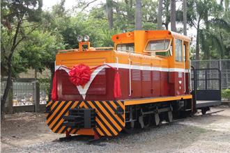 57年糖廠火車頭進駐南光高中 勉勵學生勤奮向上