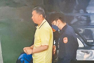 5度提訊 柯沒戴眼鏡不發一語