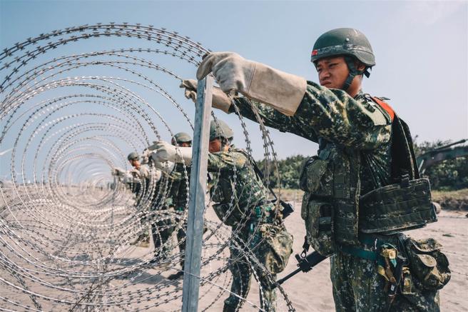 官兵结合港口、滩岸等实战场景，于时限内完成蛇腹型铁丝网等阻绝设置。
（记者袁铭骏摄）