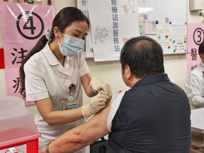 三軍總醫院松山分院醫護人員協助里民完成疫苗接種登記，提供健康管理及醫師諮詢等服務。（記者謝承宏攝）