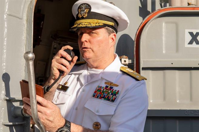  第7艦隊指揮官卡徹中將登上「普雷貝爾號」發表談話，勉勵艦上官兵善盡職責，為維護印太區域穩定貢獻心力。（取自第7艦隊「X」網站）