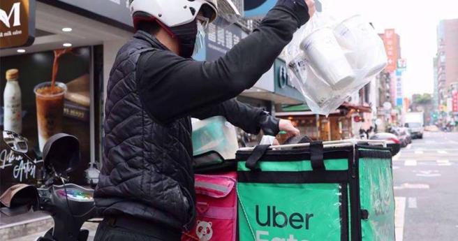 外送员辛苦爬楼梯送餐，却因为嘆了一口气，竟遭负评投诉。（示意图／报系资料照）