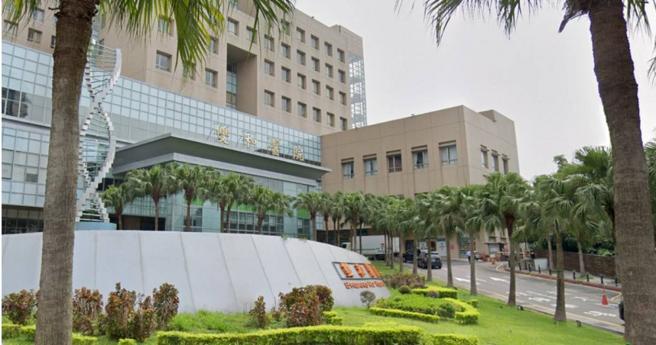 2021年5月正值疫情高峰，新北市60多歲洪姓男子因確診新冠肺炎，被送往新北市雙和醫院隔離，不料他卻擅自走出病房，甚至情緒失控持檳榔刀將3名護理師砍成重傷。（圖／翻攝Google Map）