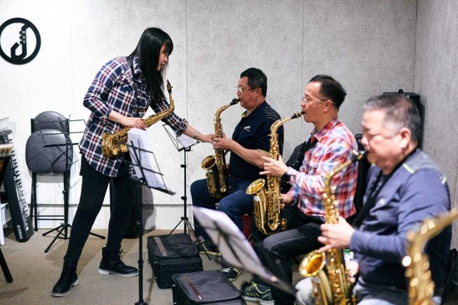 补习班设立要通过种种消防法规与空间规定，米特却「钻漏洞」，以表演团体掩饰教学事实。（图／翻摄米特萨克斯风教育学院脸书）