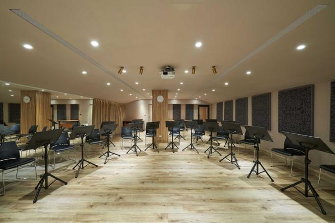 米特教室看来美轮美奂，实则未通过补习班设立的消防安检，将学员安全置于隐忧中。（图／翻摄米特萨克斯风教育学院脸书）