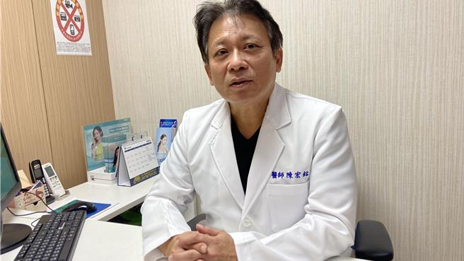 员荣医院医美中心主任陈宏铭提醒，洗澡时不要使用过热的水，洗完澡后要立即涂抹乳液或润肤霜，保持室内适当湿度，并多喝水，避免食用刺激性食物，就能减少冬季皮肤乾痒。（叶静美摄）