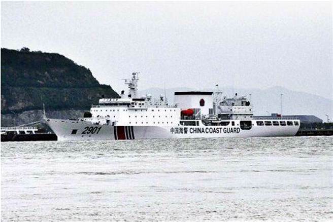 大陸14日舉行「聯合利劍-2024B」對台軍演，期間排水量12000噸、世界最大海上執法船隻「海警2901」參與演習。（圖 / 鳳凰網）