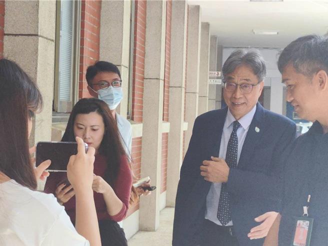 农业部部长陈骏季17日受访表示，希望能够在本学期让每校都能喝到牛奶，已下订的部分会协调乳厂增供，有意愿下订会予以媒合，后续会以不增加学校及县市政府负担规划。（林良齐摄）