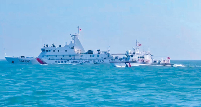圖為「聯合利劍-2024B」軍演期間，大陸海警船（左）闖入侵擾馬祖限制水域，海巡艇（右）與之並肩行駛。（海巡署提供／高鈞麟新北傳真）
