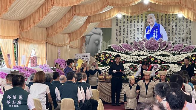 家属特别挑选张世贤穿着议员制服、露出浅浅微笑的照片放在现场，希望把他生前乐于为民服务的印象，留在大家心中。（张毓翎摄）