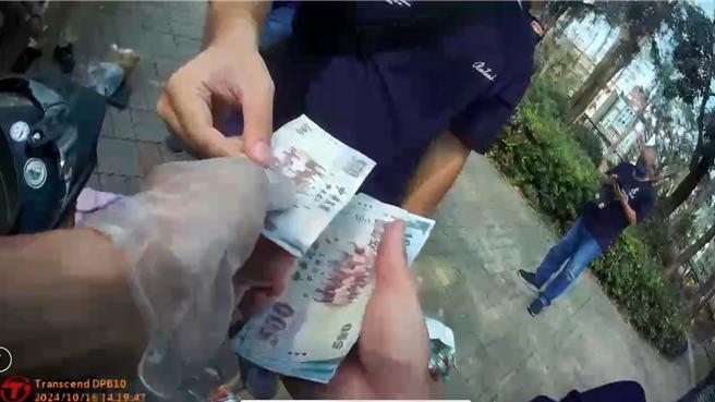 警方在前镇区某公园查获吴嫌，并当场查获赃款168万余元，将所有证物带回警局。（翻摄画面／纪爰高雄传真）