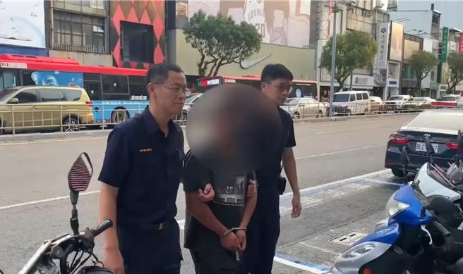 年纪轻轻就当诈骗车手，21岁吴姓男子遭警逮，依诈欺现行犯带返所调查。（翻摄画面／纪爰高雄传真）