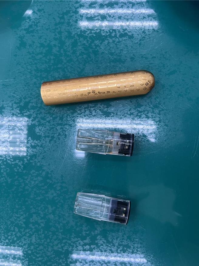 警方在黄男机车车厢内查获1颗含有依托咪酯成分的电子菸弹。（警方提供／王惠慧新竹传真）