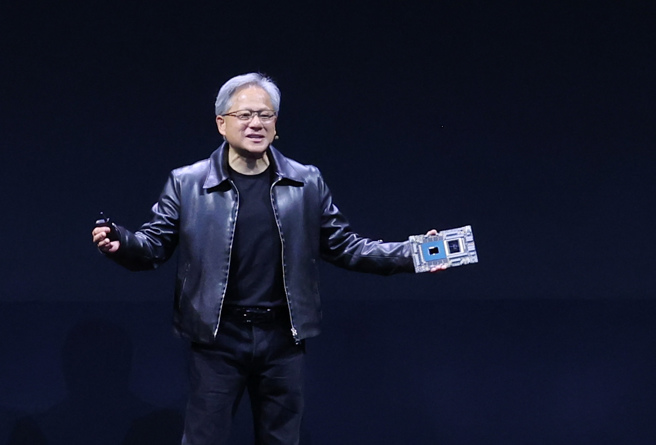 黄仁勋2023年为台北国际电脑展进行主题演讲，当时穿着招牌皮衣。（图／报系资料照）