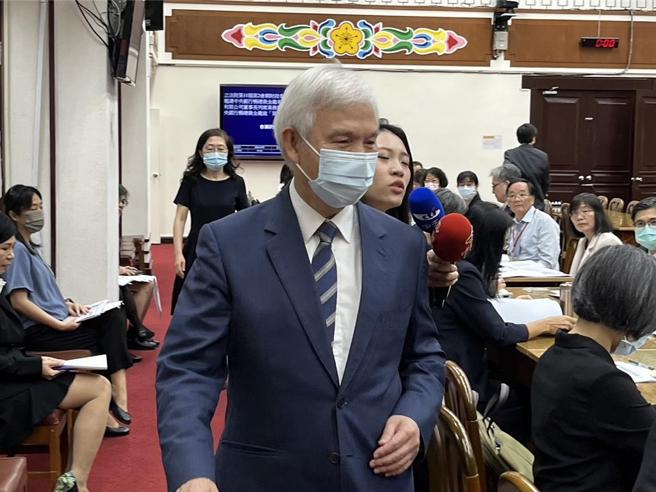 央行总裁杨金龙17日赴立院财委会进行业务报告，以及「第七波选择性信用管制之配套措施」专题报告。图／巫其伦