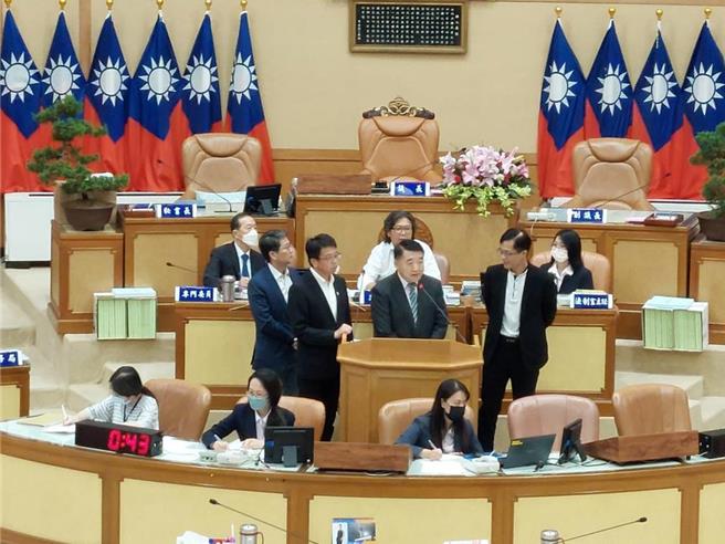 民進黨新北市議員陳永福16日在議會質詢新店灣潭自辦市地重劃議題，要求主席國民黨新北市議員陳明義裁示地政、城鄉、工務、環保局一個月跟他開一次會，陳明義未直接裁示引發陳永福不滿。（本報資料照片）