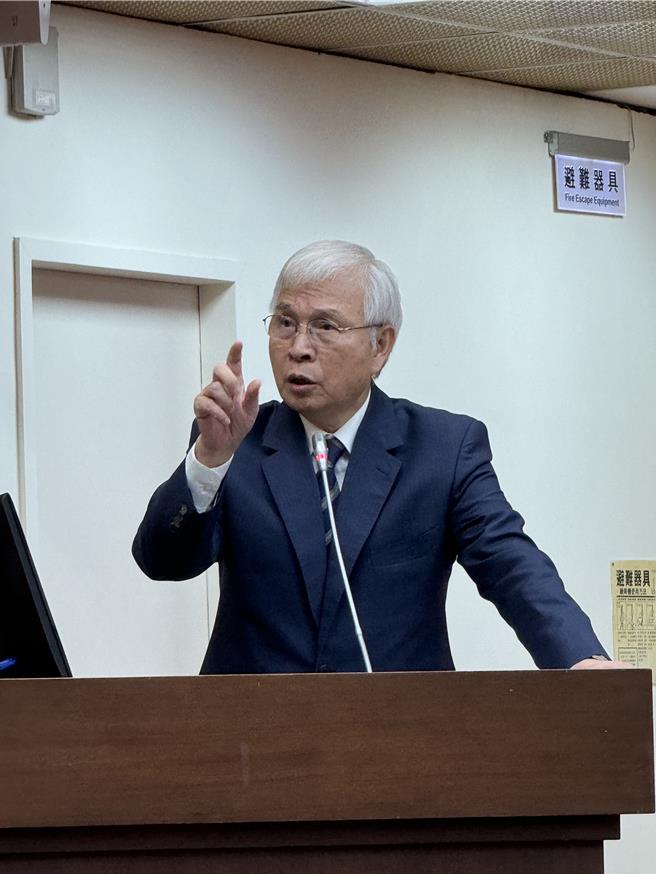 央行再推下波选择性信用管制？ 央行总裁杨金龙17日表示，信用管制採滚动式检讨。(洪凯音摄／洪凯音台北传真)