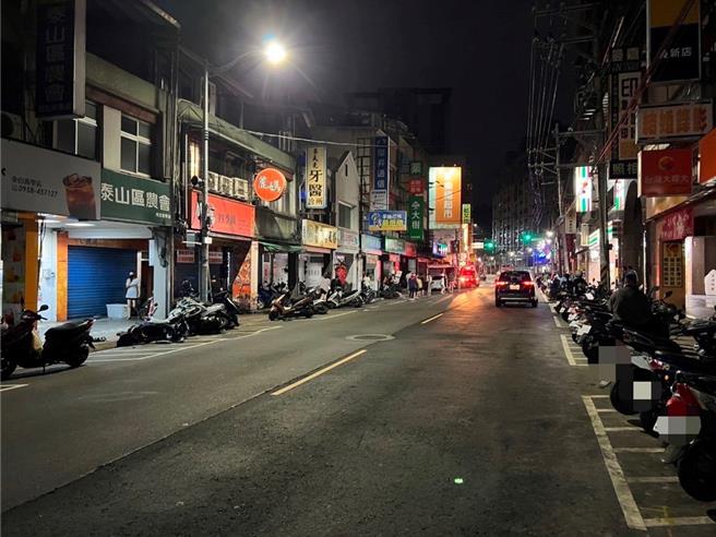 翁男因失控撞擊路邊停車格，導致26機車遭波及。（警方提供）