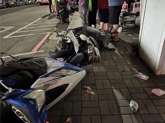 多輛機車被撞倒在路邊。（警方提供）