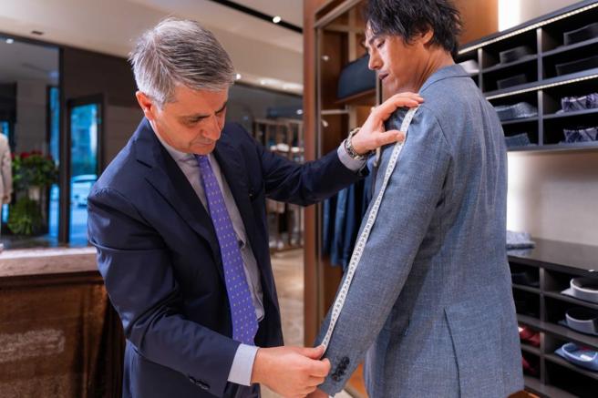 Kiton資深裁縫師傅Giovanni Borchia親自為莊凱勛量身，讓他覺得好親切。（吳松翰 ）