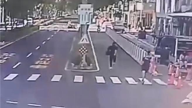 詐騙車手發現便衣警察，隨即拔腿狂奔200公尺，與警方在大街上演警匪追逐。（翻攝畫面／紀爰高雄傳真）