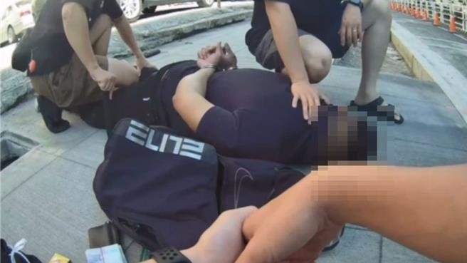 車手徐姓嫌犯最終不敵優勢警力，遭警方圍捕壓制在地。（翻攝畫面／紀爰高雄傳真）