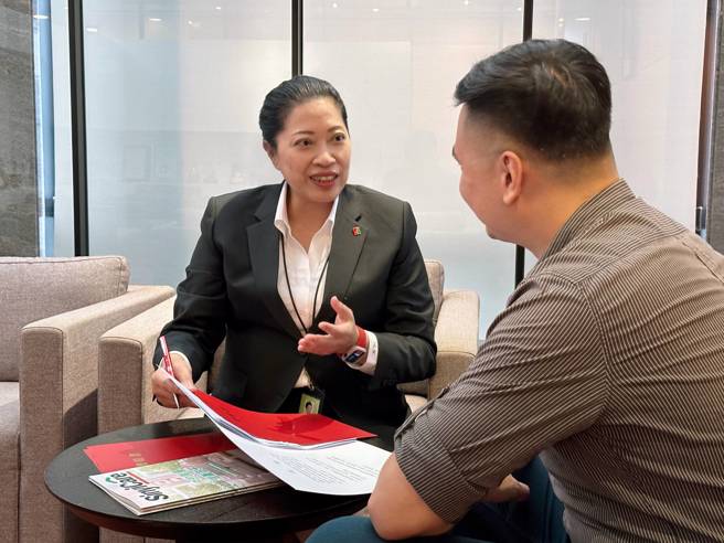 信义代书叶惠玲建议，消费者在选择房仲业者和代书时要特别谨慎，可透过不动产经纪内政部网站查证地政士的证号来验证代书资格。(图/信义房屋 提供)