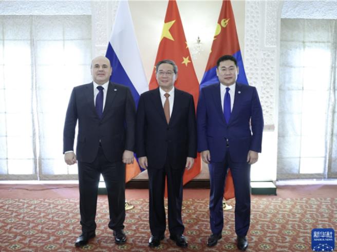 当地时间10月16日，中国国务院总理李强（中）与俄罗斯总理米哈伊尔·米舒斯京(Mikhail Mishustin)（左）及蒙古国总理罗布桑那木斯来·奥云额尔登(Luwsannamsrai Oyun-Erdene)（右）举行了三方会谈。（新华社）