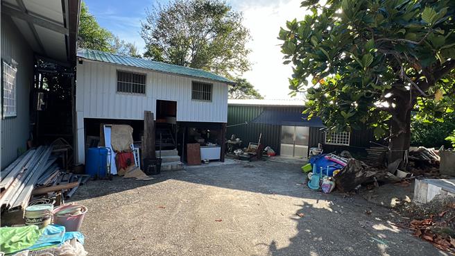 律师詹顺贵指出台东县府将拆除反对美丽湾的林淑玲莿桐部落老家。（蔡旻妤摄）