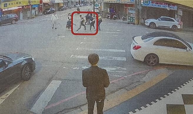 30歲陳姓男子2023年11月19日在桃園中壢1間KTV內消費，凌晨在門口與不認識的謝姓男子等人發生衝突，陳無視在場警察制止，持刀攻擊謝男等人，其余姓友人遭刺中下腹、胸部，當場死亡。桃園地檢署偵結，陳男依殺人罪起訴，並由國民法官審理。（翻攝照片）