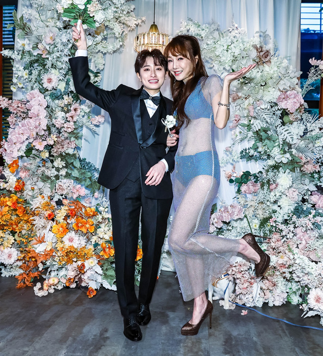 胡文英4月火辣出席女兒鄭靚歆（左）跟德國老婆Aky的女同志婚禮。（圖／中時資料照）