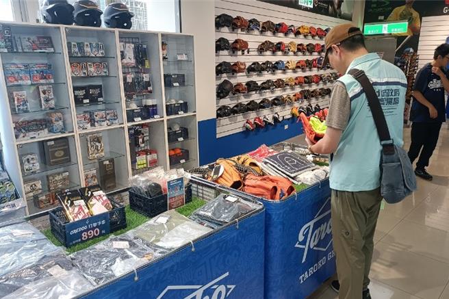 經發局針對轄內商家抽查598件，其中146件標示不合格，不合格率達24.41％。（經發局提供）