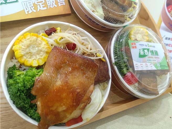台鐵公司和國民健康署合作，今天（17）起在北部3站推出兼具美味營養的茶香燻雞便當。（王家瑜攝）