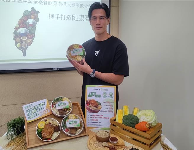 短跑國手楊俊翰透露，自己也時常在旅途中購買台鐵便當，茶香燻雞便當更符合他的飲食需求。（王家瑜攝）