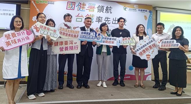 台鐵公司和國民健康署合作推出「茶香燻雞便當」，兼具美味營養。（王家瑜攝）