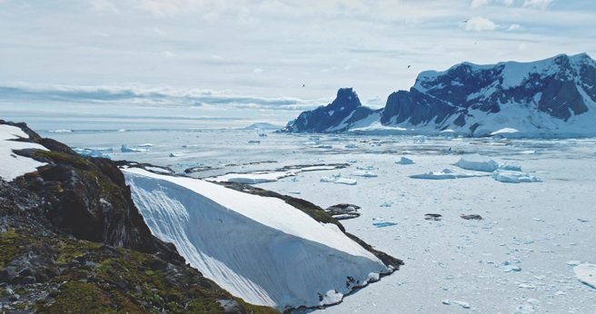 國外一名網友在Google地圖上發現一道位於南極的神祕「巨門」，但科學家解釋，這其實只是一種常見的自然現象。（示意圖：Shutterstock／達志）