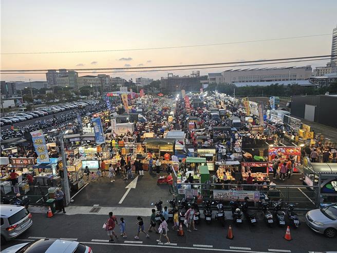 「梧栖中港观光夜市」9月13日隆重开幕，成为台中第14座取得营业许可的合法夜市。（顏贻修提供／李京升台中传真）