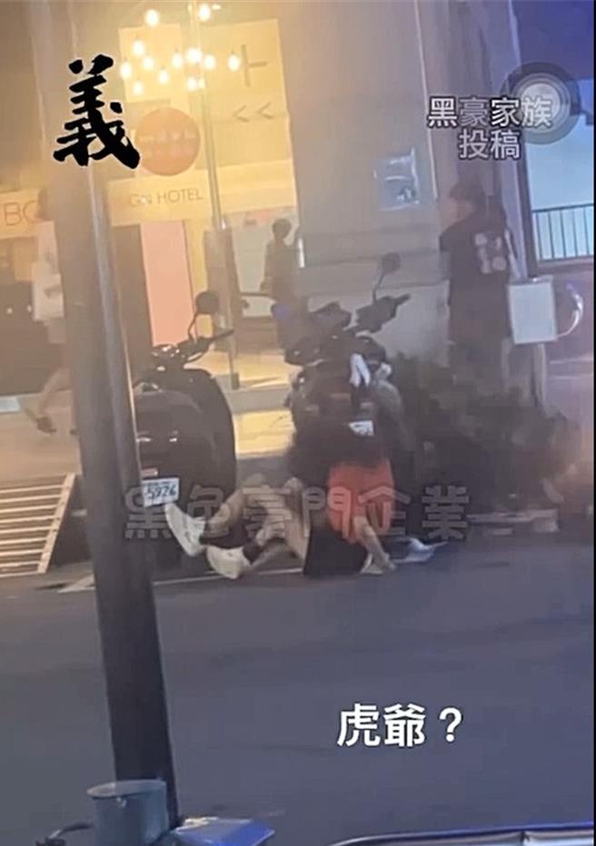 32歲王姓女子16日晚間被人發現在北區錦新街一排機車中間身體扭曲，還坐在地上甩頭，手腳亂揮，如同起乩一般。（翻攝自黑色豪門企業）