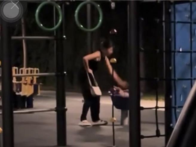 兩名年輕女子在彰化縣花壇鄉火車站旁明德公園，將1隻小狗放進轉轉杯內高速旋轉至少2分鐘。（民眾提供／孫英哲彰化傳真）